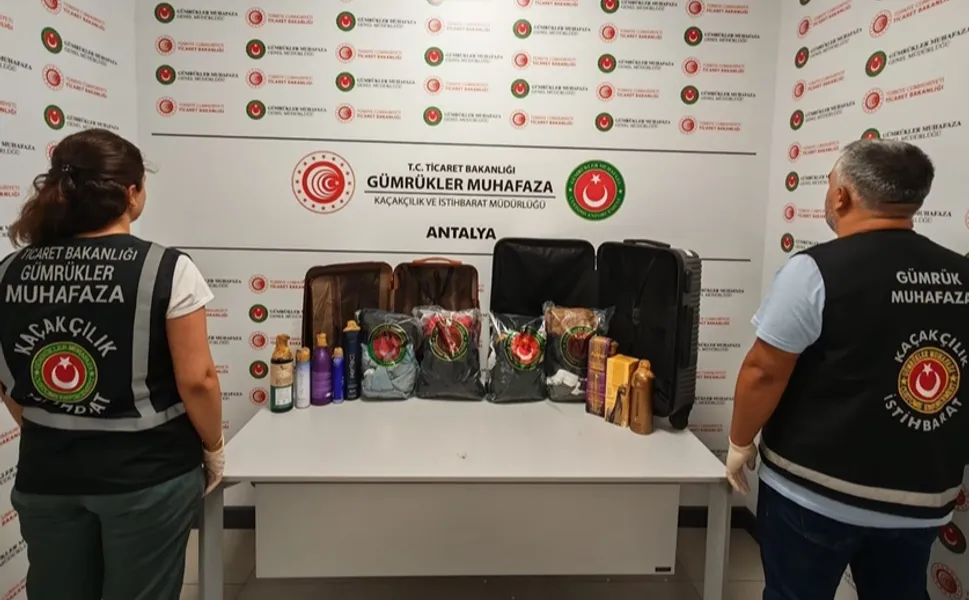 Antalya Havalimanı'nda 18,9 kilo likit metamfetamin ele geçirildi