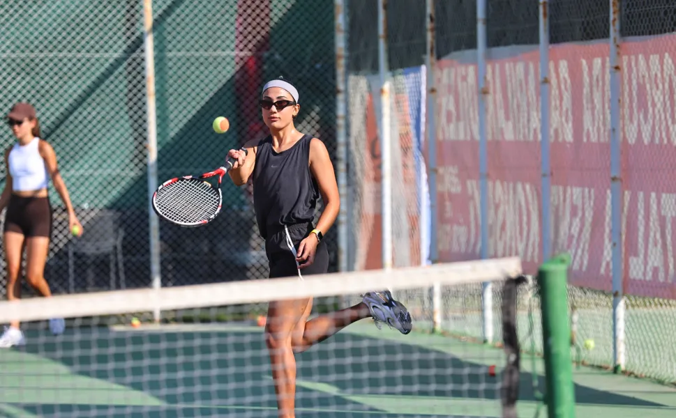 Antalya'da ücretsiz tenis kurslarıyla spor herkese ulaşıyor