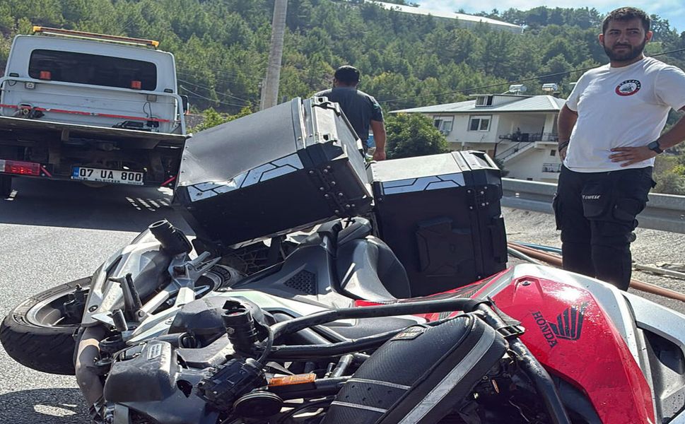 Gazipaşa'da kaza: Bariyere çarpan motosikletin sürücüsü yaralandı