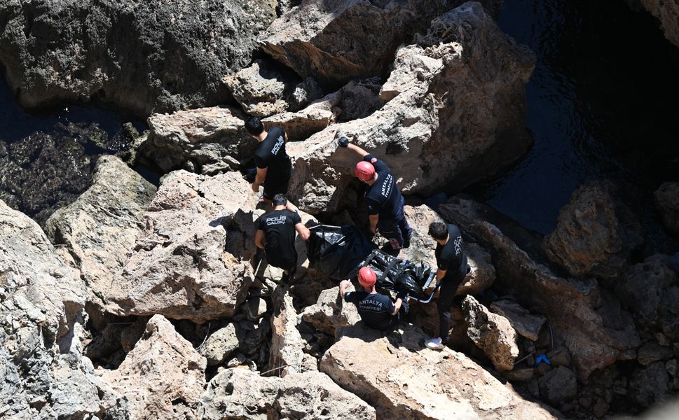 Dünden beri aranan kadın, falezlerde ölü bulundu