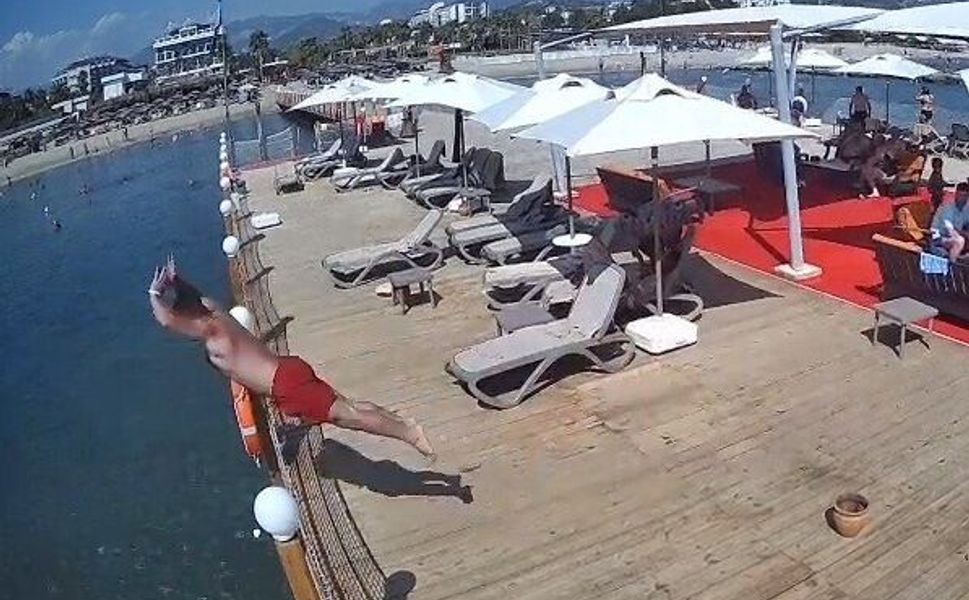 Alanya'da iskeleden sığ suya balıklama atlayan tatilci öldü