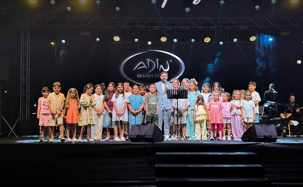 Mevlan Kurtishi konserinde çocuklardan duygulandıran anlar