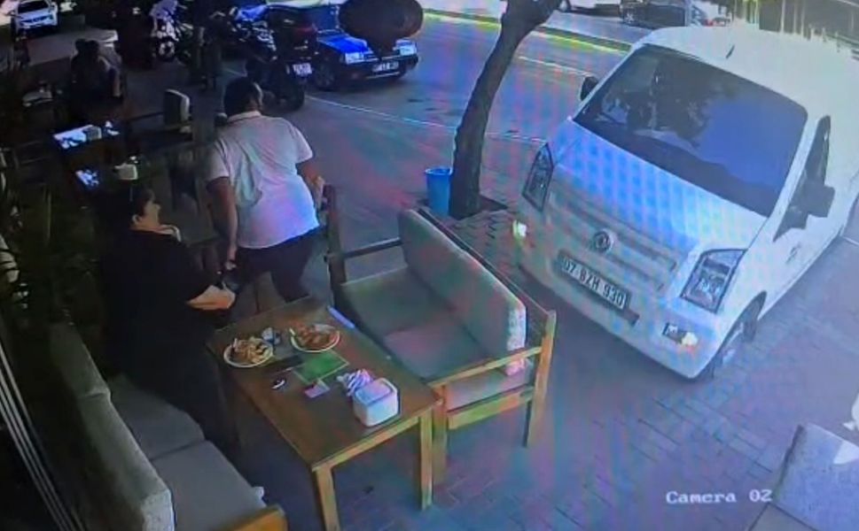 Kafede oturanlara hafif ticari araç çarptı; 1 yaralı