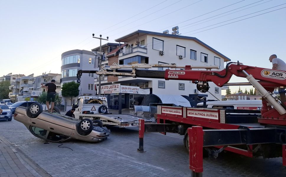 Gazipaşa'da kamyonetle çarpışan otomobil takla attı