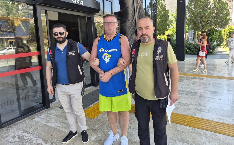Otel personeliyle tartışıp, Türk bayrağına tüküren İngiliz turist tutuklandı