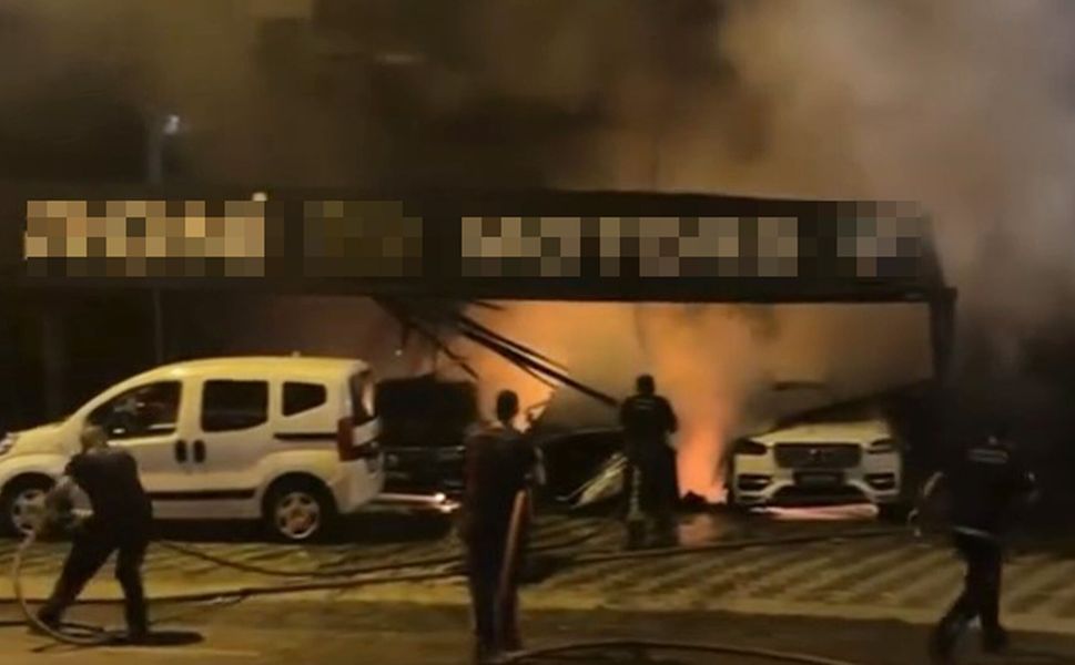 Oto galerideki yangın apartmana sıçradı, 4 araç zarar gördü