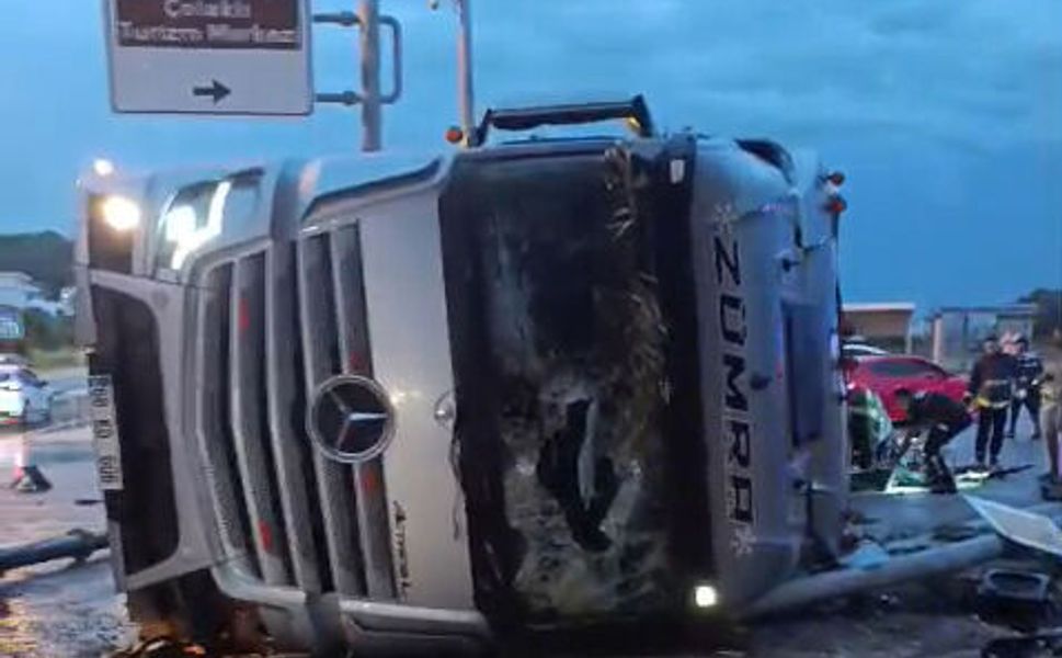 Otomobille çarpışan TIR durağa devrildi: 2 ölü