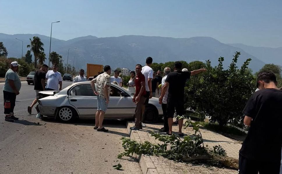 Otomobiller çarpıştı: 2 yaralı