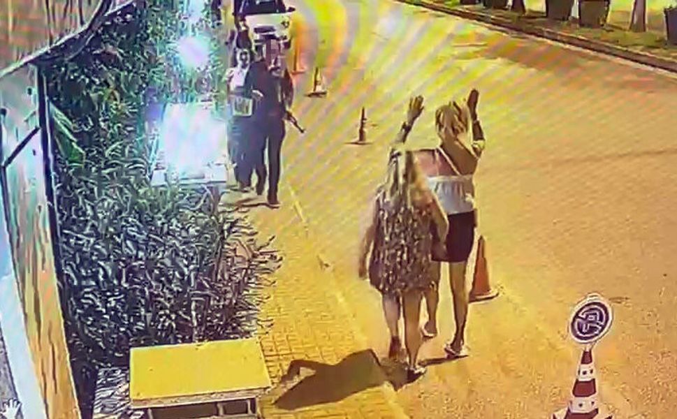 Oyuncak tüfekle sokakta dolaşınca gözaltına alındı