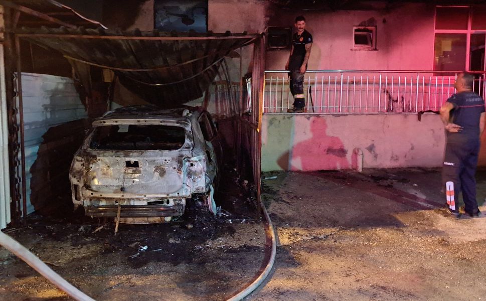 Antalya Serik'te garajdaki otomobil yandı, alevler eve sıçradı