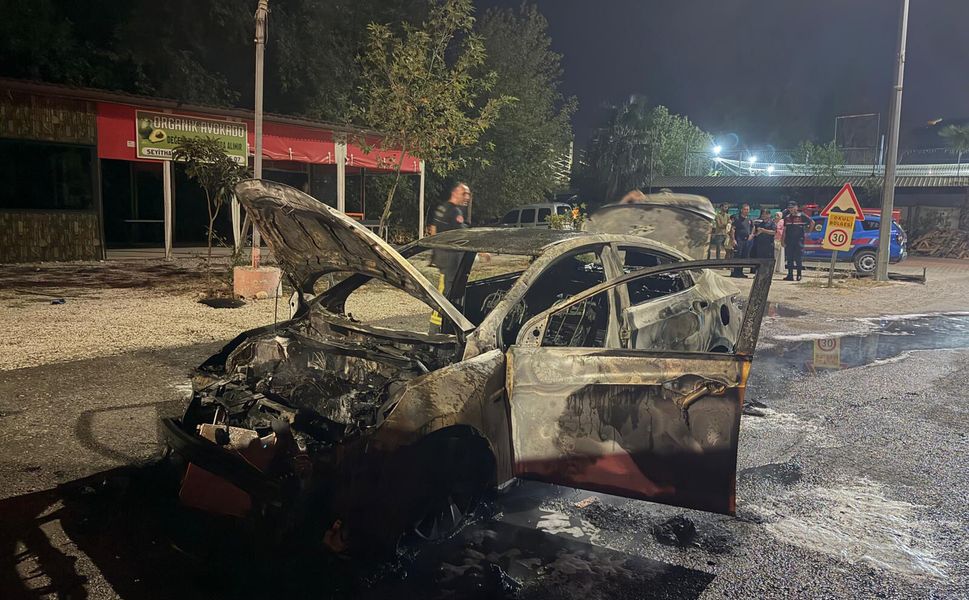 Alanya'da yanan otomobil kullanılamaz hale geldi
