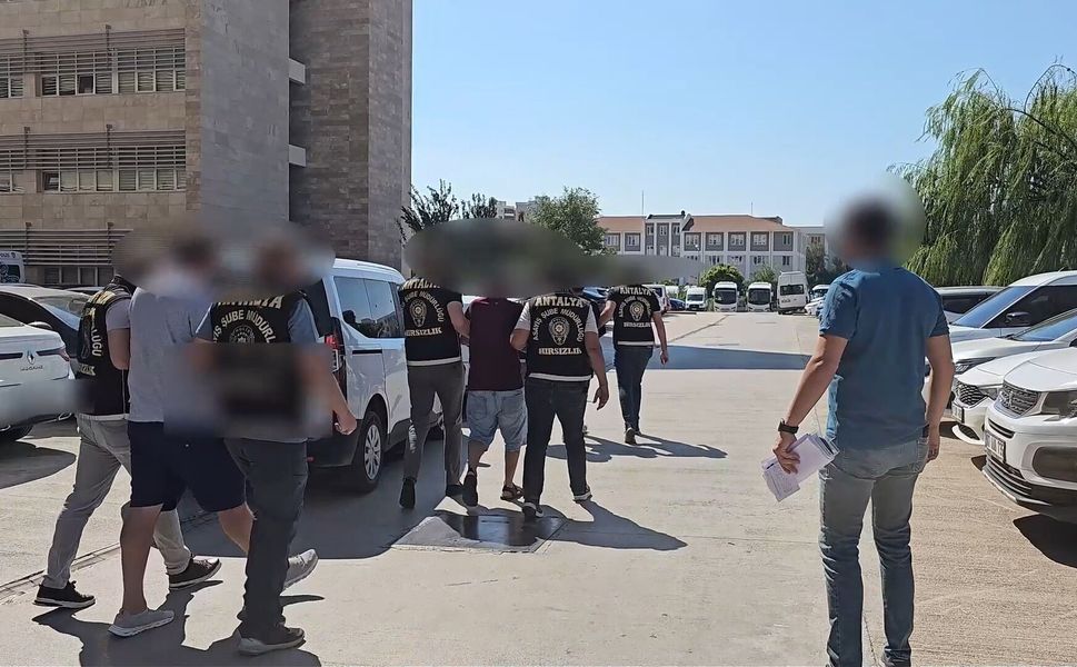 Sinyal kesici cihazla araçtan hırsızlık yapan 3 şüpheli tutuklandı