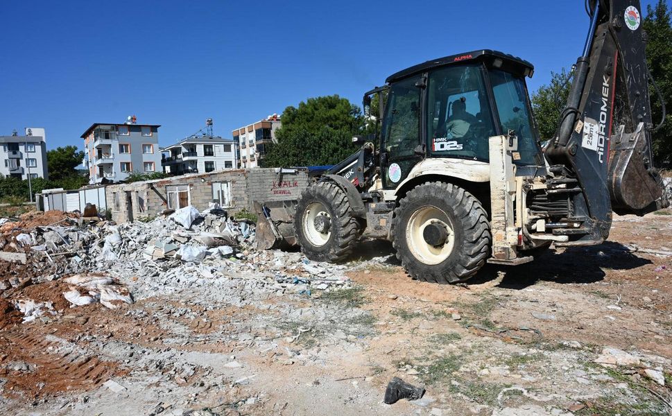 Antalya'da 30 kamyon atık temizlendi