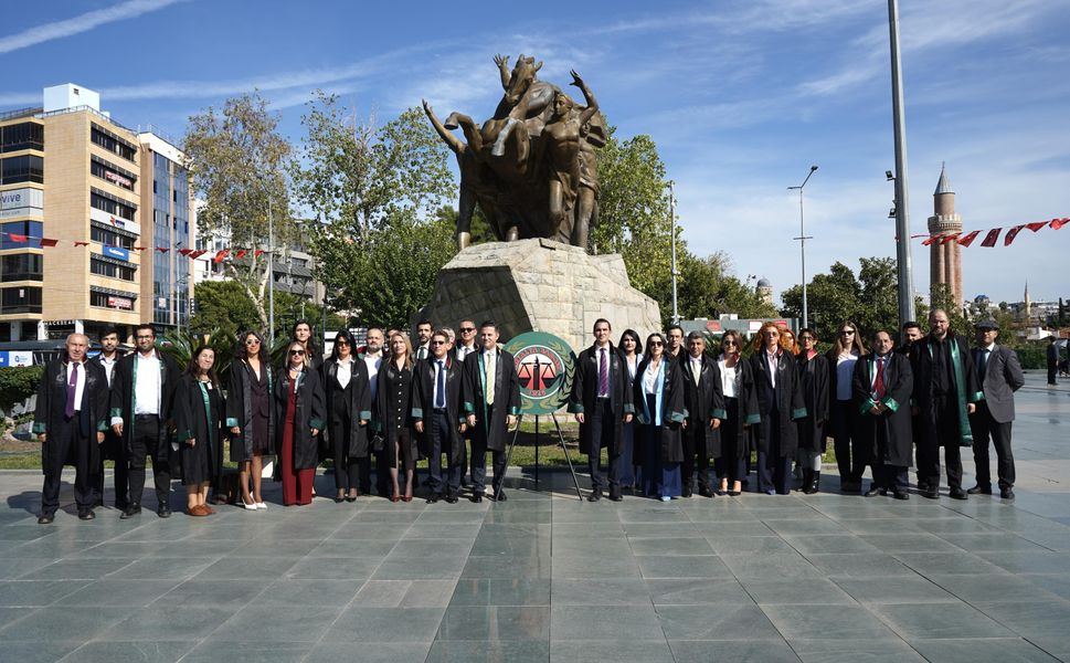 Antalya Barosu'nda yeni dönem Atatürk Anıtı'na çelenkle başladı