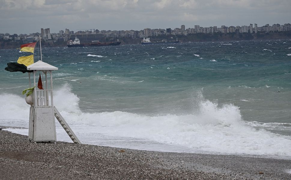 Antalya'da kuvvetli rüzgar ve sağanak etkili oldu