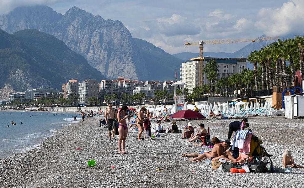 Antalya'da sağanak sonrası güneş açtı, Konyaaltı sahili hareketlendi