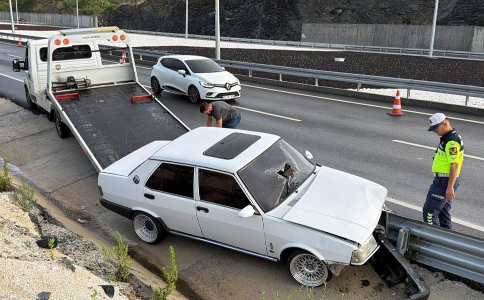 Alanya'da otomobil bariyere çarptı: 1 yaralı