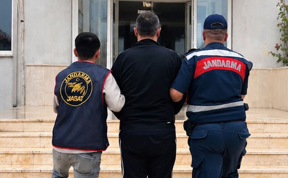 Antalya'da aranan 2 hükümlüyü jandarma yakaladı