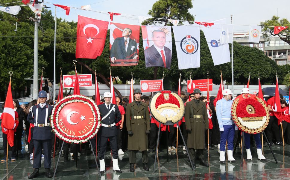 Antalya'da Cumhuriyet Bayramı kutlamaları çelenk töreniyle başladı
