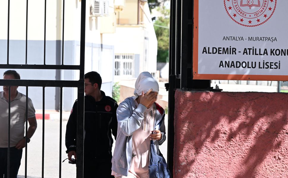 Antalya'da okulda mahsur kalan kadın kurtarıldı