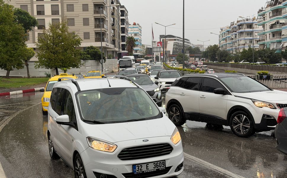 Antalya'da sağanak trafiği olumsuz etkiledi