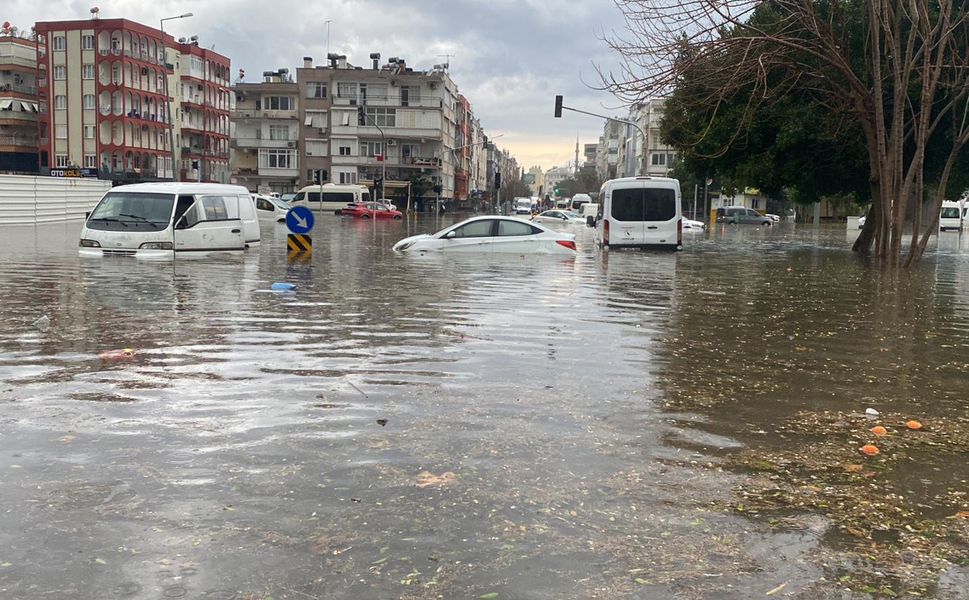 Antalya'da sağanak yağış alarmı: Meteorolojiden hortum ve sel uyarısı