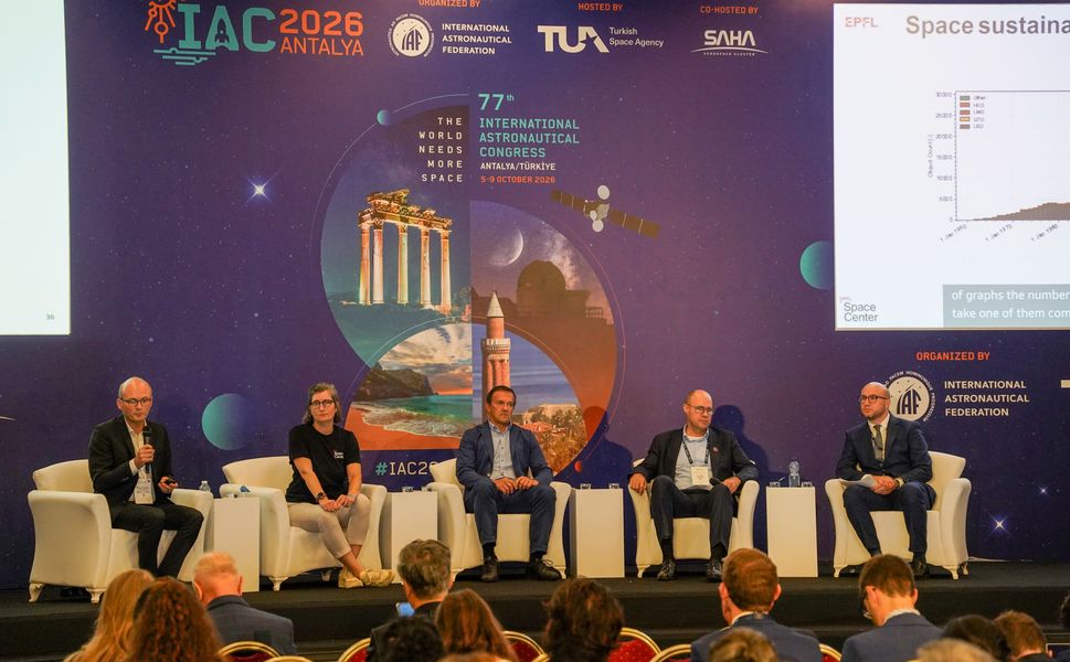 Antalya'da uzay enkazının azaltılması ve uyduların güvenilirliğinin artırılması ele alındı