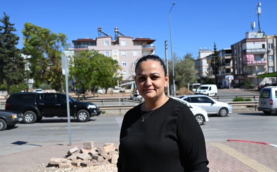 İki mahalleyi ayıran caddede üst geçit çilesi
