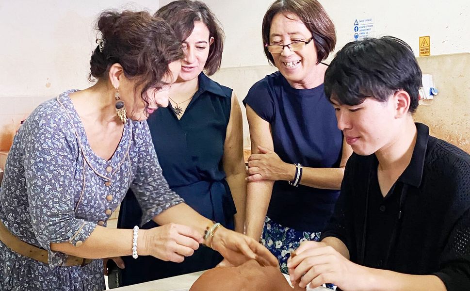 Japon öğrenciler çamurdan maske yaptı