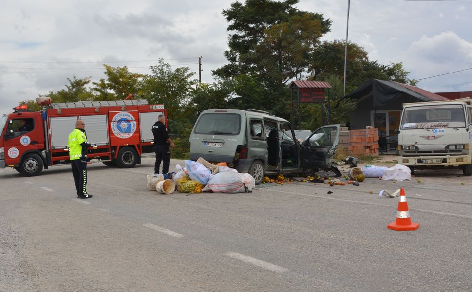 Kamyonet ile hafif ticari araç çarpıştı: 1 ölü, 2 yaralı