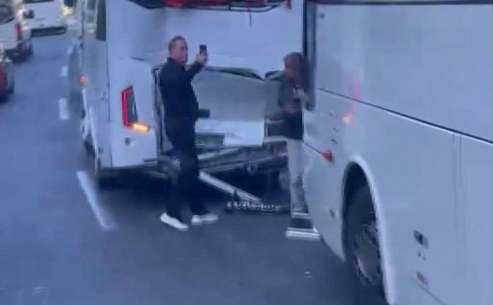 Midibüs ile 2 otobüs çarpıştı