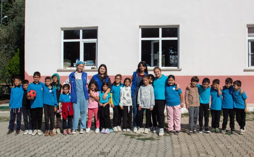 Okullar gönüllü gençlerin fırçasıyla renkleniyor