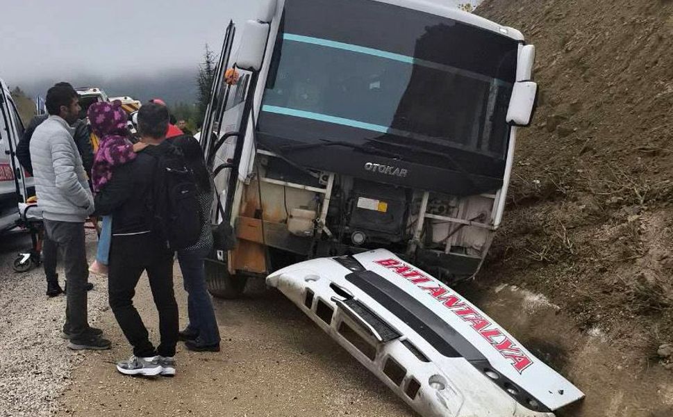 Yolcu midibüsü şarampole düştü: 9 yaralı