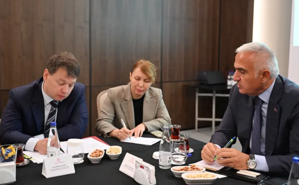 Bakan Ersoy'dan Türkiye-Rusya hava köprüsünü güçlendirme hamlesi