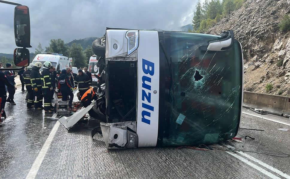 Isparta- Antalya kara yolunda yolcu otobüsü devrildi