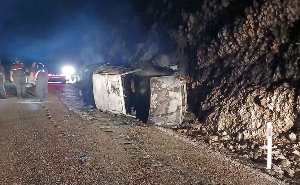 Antalya kaza yapan otomobil alev aldı: Cesedi uçurumda bulundu