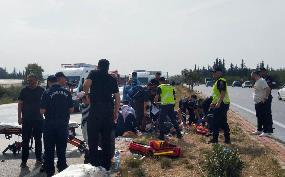 Midibüs, kaygan yolda devrildi; yaralılar var
