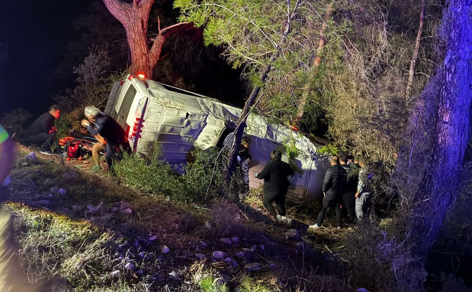 Minibüs şarampole devrildi: 15 yaralı