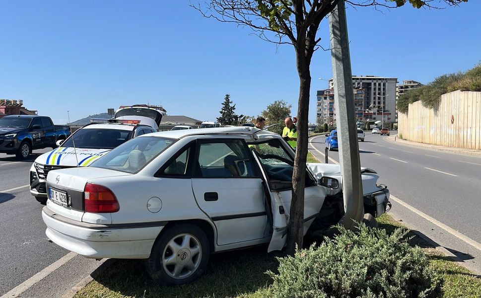 Alanya'da otomobil aydınlatma direğine çarptı: 1 yaralı