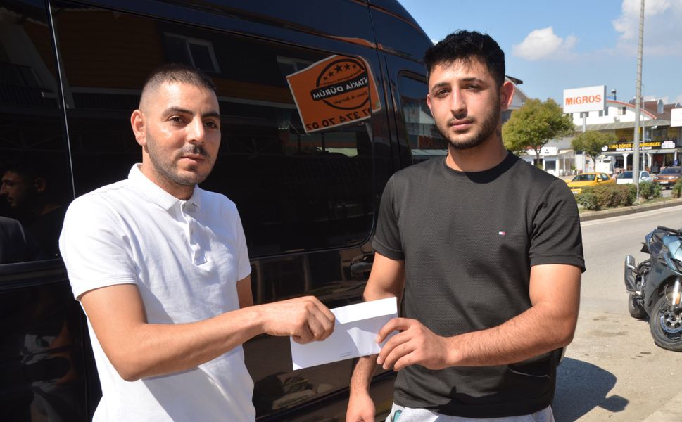Parasını düşüren motosikletliye sanal medyadan ulaşıp teslim etti