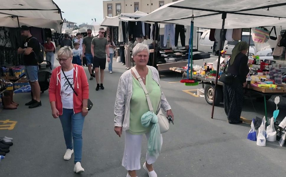 Pazar tezgahına turist ilgisi