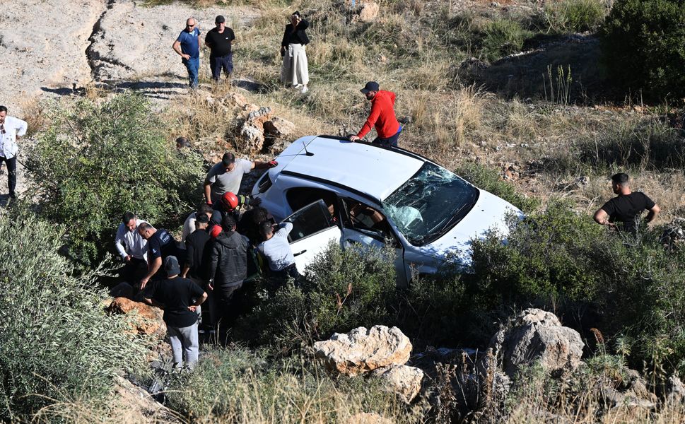 Seyir terasında 30 metreden yuvarlanan otomobilin sürücüsü yaralandı