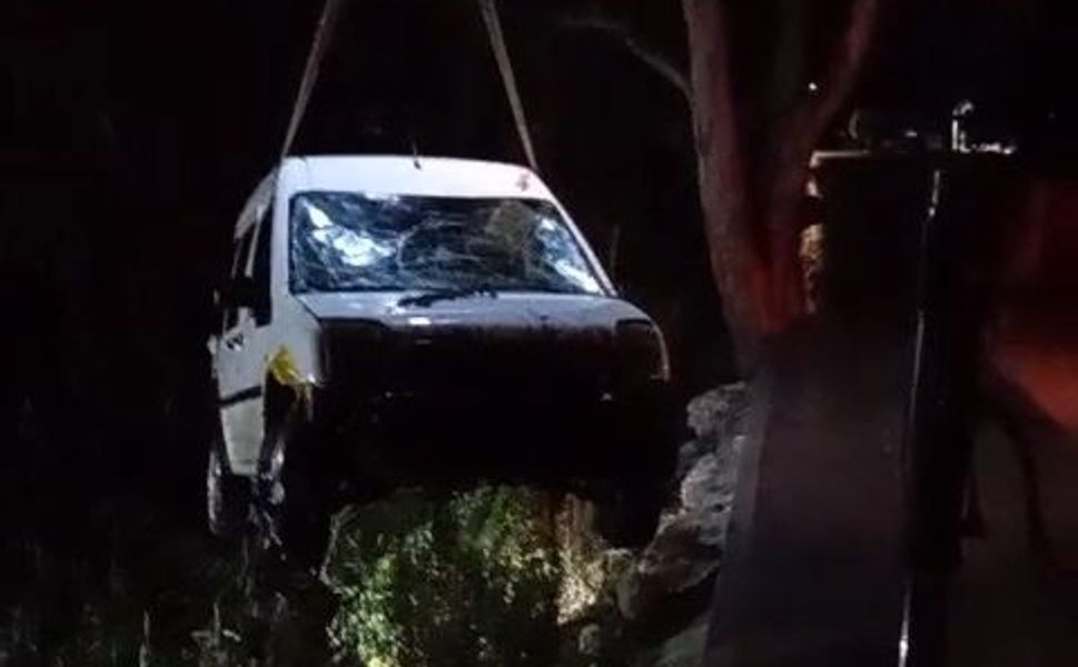 Sulama kanalına düşen araçta mahsur kalan 2 kişi kurtarıldı