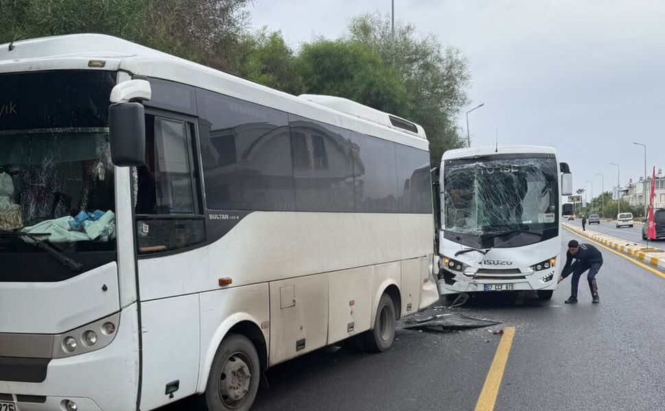 Tur midibüsü park halindeki midibüse çarptı