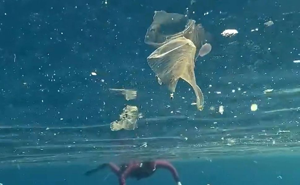 Yağışlar sonrası denizdeki plastik kirliliği kamerada