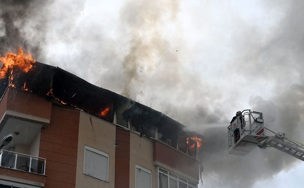 Yangında daire kullanılamaz hale geldi