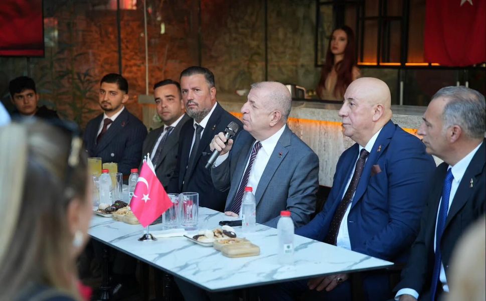 Ümit Özdağ Alanya’da gençler ve esnafla buluştu