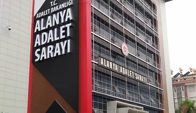 Alanya'da parkta tartıştığı arkadaşını bıçakladı