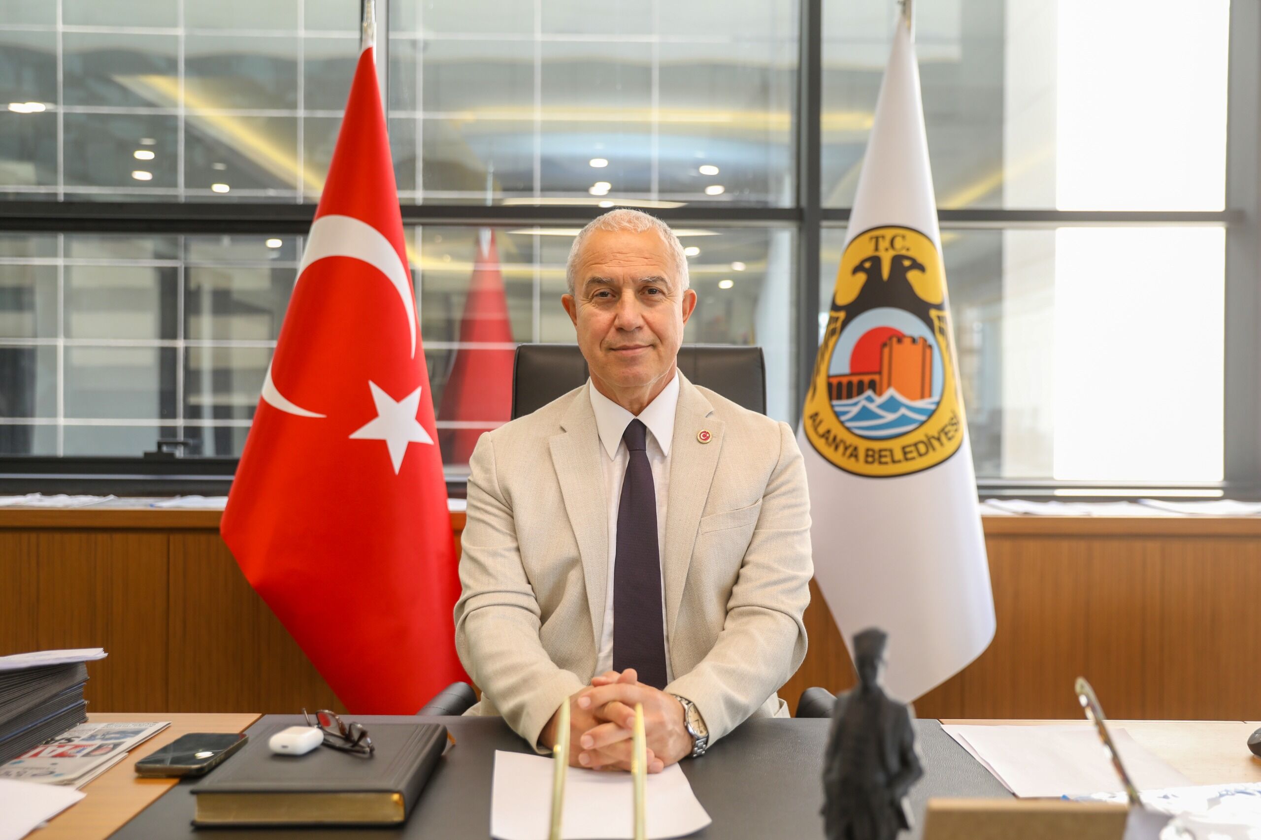 Alanya Belediye Başkanı Osman Tarık Özçelik CHP’den ihraç edildi