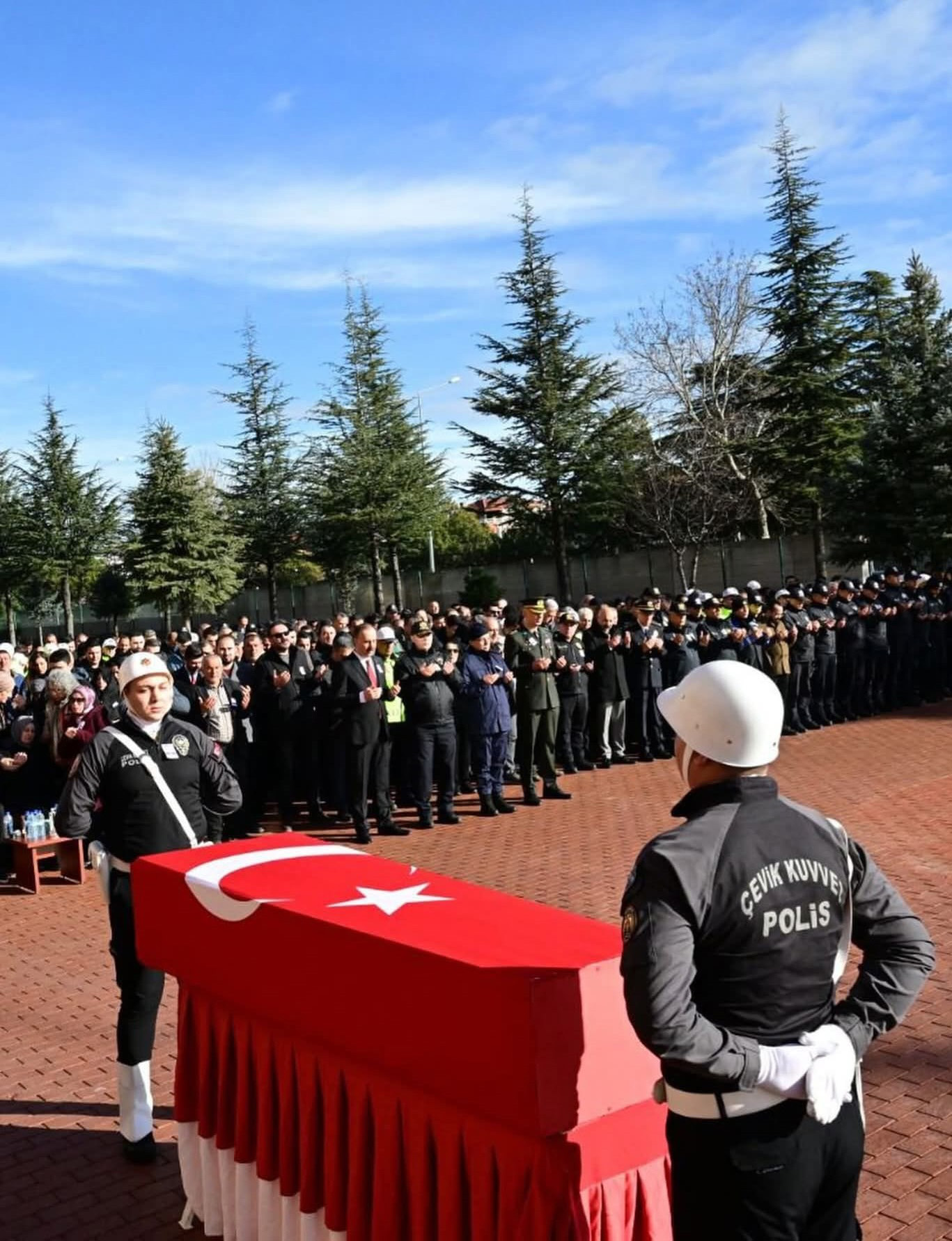 P O L I S M E M U R U M E M L E K E T I N D E T O P R A G A V E R I L D 1159864 344418